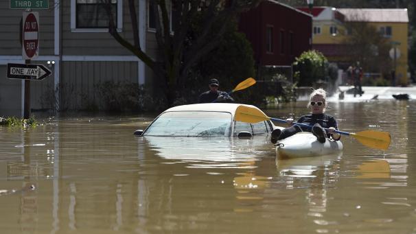 Lors des inondations dans la ville Guerneville en Californie, le kayak est devenu le moyen de transport privilégié des habitants.