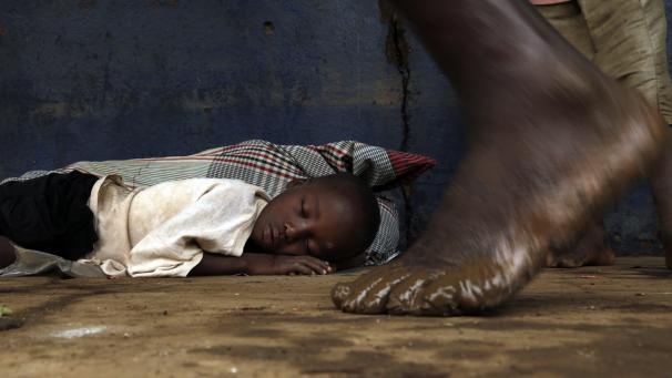 Un jeune garçon, déplacé à cause du cyclone qui a dévasté le Mozambique, dort à même le sol à 200 kilomètres de chez lui.