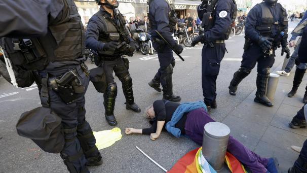 Une femme de 73 ans se retrouve au sol, inconsciente, pendant une manifestation des «
Gilets jaunes
», à Nice.