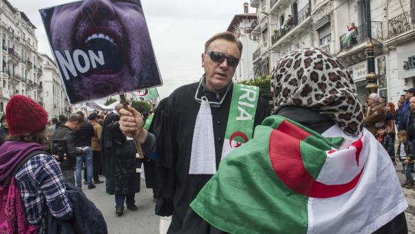 Des avocats algériens descendent dans la rue pour protester contre le président Abdelaziz Bouteflika.