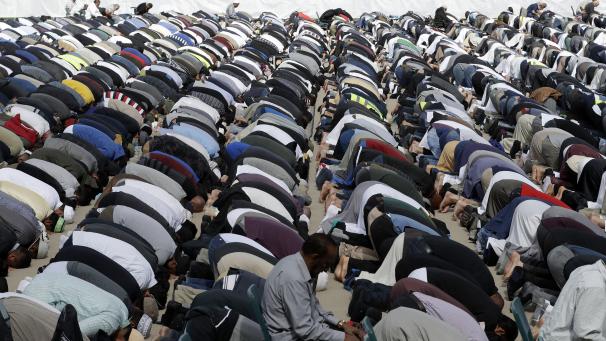 À Hagley Park, un lieu situé à Christchurch, des musulmans prient après l’attaque qui a fait 50 morts dans deux mosquées de la ville.