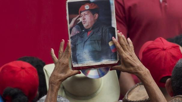 Durant une manifestation anti-impérialiste au Vénézuela, un supporter du gouvernement brandit une image de l’ancien président Hugo Chavez.