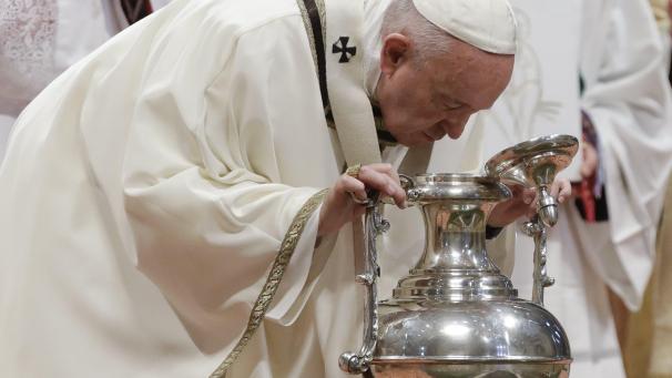 Le pape François jette un oeil à l’huile sacrée contenue dans une amphore lors de la messe chrismale, cérémonie au cours de laquelle l