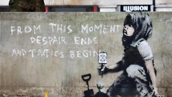 Une peinture murale apparue dans le centre de Londres, où des manifestants contre le changement climatique ont campé pendant cinq jours, a été attribuée par des experts au célèbre artiste britannique Banksy.