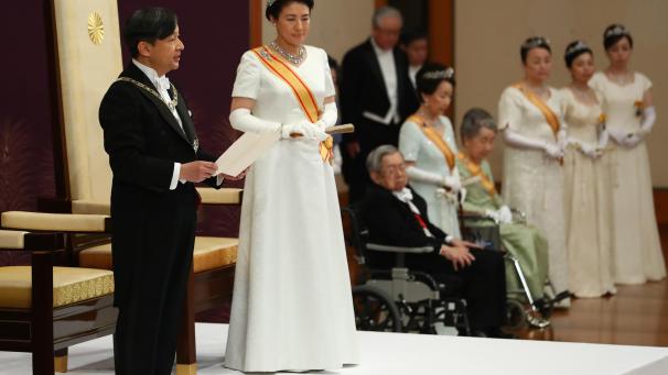 Le nouvel empereur du Japon, Nahurito, a succédé à son père (qui a abdiqué ce 30 avril dernier) à la tête de l’empire du Soleil levant, lors d’une cérémonie en compagnie de sa femme Masako.