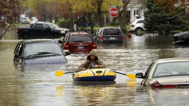 A Détroit aux Etats-Unis, les inondations ont forcé les habitants à abandonner leurs voitures et maisons.