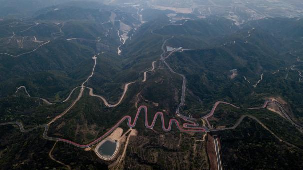 Vue aérienne d’une route de montagne colorée composée de bitume rouge et bleu, en Chine.