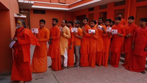 Les élections nationales durent six semaines en Inde. Ici, des hommes attendent de pouvoir déposer leur bulletin dans l’urne.
