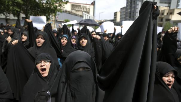 Manifestation anti-américaine et anti-israélienne dans les rues de Téhéran. L’Iran refuserait d’entamer des discussions avec Donald Trump.