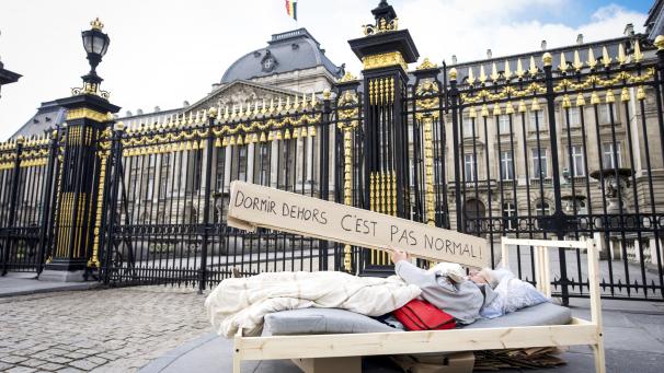 Le collectif «
Droit à un toit
» a frappé fort dans les rues de Bruxelles avec une action choc. Ici, un activiste devant le Palais royal.