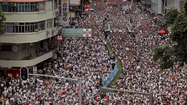 Ce dimanche 9 juin à Hong Kong, des manifestants ont marché dans les rues du centre-ville contre les modifications proposées à une loi d’extradition, qui permettrait à la population d’être extradée vers la Chine continentale pour faire face à des accusations.