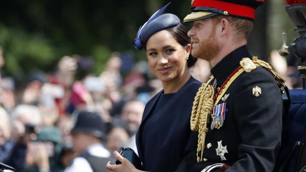 Meghan Markle et le prince Harry ont assisté à la cérémonie annuelle du drapeau à Londres et au défilé pour l’anniversaire de la Reine, ce samedi 7 juin.