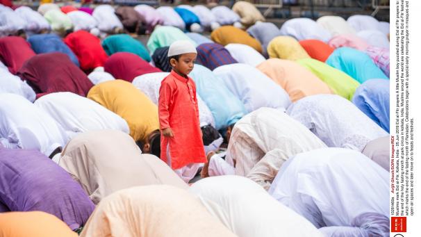 Un petit garçon musulman perplexe pendant les prières de l’Aïd al Fitr en Inde. Les musulmans du monde entier célèbrent l’Aïd al-Fitr, qui marque la fin du mois de jeûne du Ramadan.