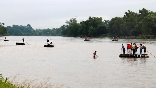Les habitants et les migrants d’Amérique centrale utilisent des radeaux de fortune pour traverser la rivière Suchiate de Tecun Uman au Guatemala, à Ciudad Hidalgo dans l’État du Chiapas.