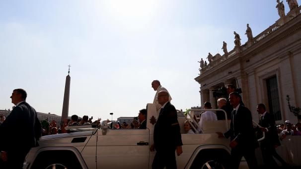 Le pape François arrive sur la place Saint-Pierre à Rome pour son audience générale hebdomadaire.