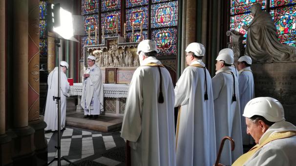 L’archevêque de Paris, Michel Aupetit, conduit la première messe dans une chapelle latérale, deux mois après l’incendie qui a détruit une partie de la cathédrale Notre-Dame de Paris.