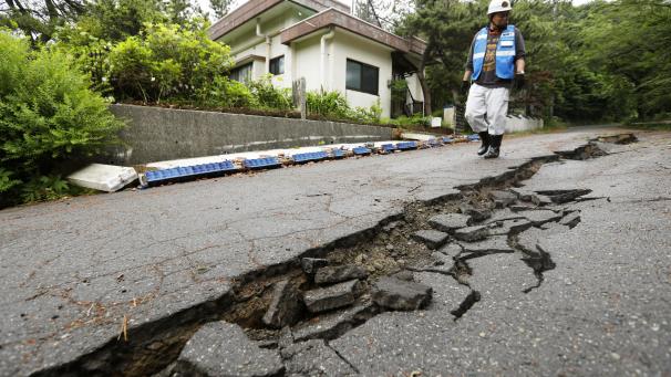 De grandes fissures sont apparues sur une route à Tsuruoka, dans la Préfecture de Yamagata, le 19 juin, après un fort tremblement de terre qui frappé la région sur la côte de la mer du Japon.