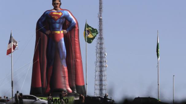 Superman avec la tête du ministre brésilien de la Justice Sergio Moro, accusé de s’être acharné contre l’ancien président Lula alors qu’il était magistrat et de s’être montré trop complice avec les procureurs de l’affaire.