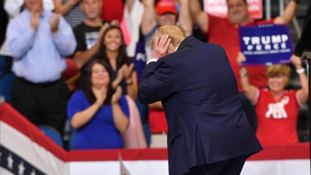 Donald Trump se couvre les oreilles face au bruit fait par ses partisans, alors qu’il a lancé sa campagne pour la présidence de 2020.