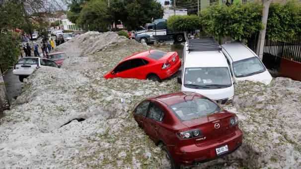 Vue générale des dommages causés par l’accumulation de grêle dans les rues de Guadalajara au Mexique.