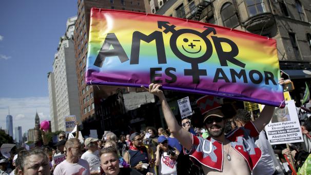Les marcheurs participent à la Marche de libération Queer à New York ce dimanche 30 juin. New York organise une grande marche LGBTQ Pride comme d’autres villes dont San Francisco, Chicago et Seattle.