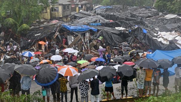 Un mur s’est effondré à Kurar Village à Bombay alors que la mousson frappe actuellement l’Inde. Au moins 12 personnes ont été tuées et six autres blessées.