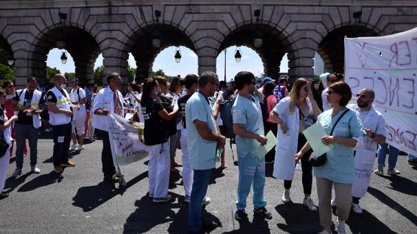 Manifestation de médecins et infirmiers dans Paris, pour protester contre l