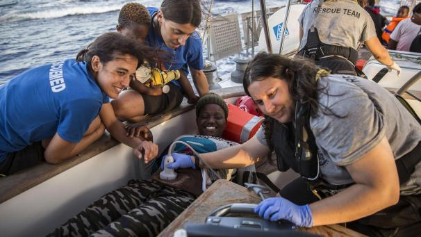 Ici, une ONG vient en aide à une femme migrante enceint. Ce 7 juillet, un bateau avec plus de 40 migrants a accosté de force à Lampedusa et a finalement été autorisé à débarquer par le gouvernement italien.