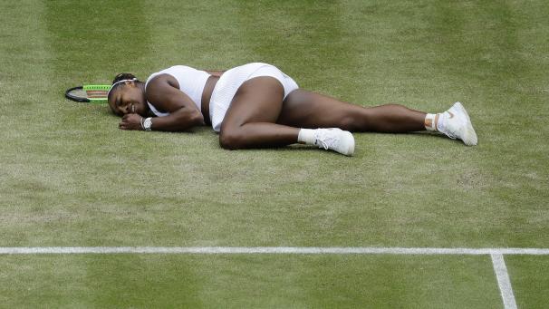 Serena Williams sur le terrain après avoir glissé en jouant contre Alison Riske, lors d’un match simple en quart de finale féminine du Championnat de tennis de Wimbledon à Londres.