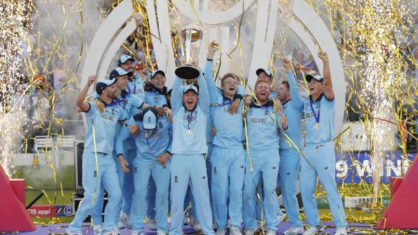 Eoin Morgan lève le trophée après que l’Angleterre ait remporté la finale de la Coupe du monde de cricket de l’ICC 2019 entre la Nouvelle-Zélande et l’Angleterre le 14 juillet à Londres.