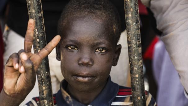 Les tensions restent importantes au Soudan. Mais l’espoir demeure
: un enfant fait même déjà le signe de la victoire.
