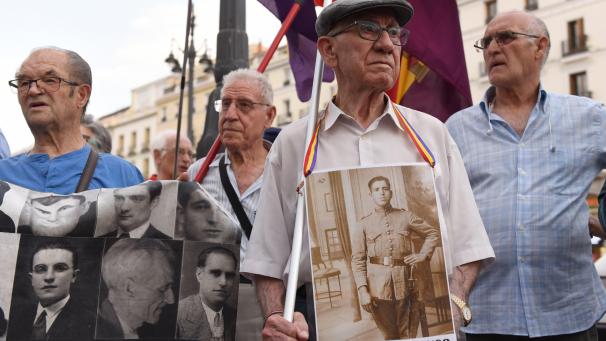 83 ans après la guerre civile en Espagne, des manifestants pointent l’impunité des crimes commis pendant la période franquiste.