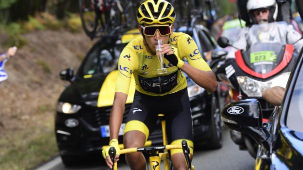 Le Colombien Egan Bernal, qui a remporté le Tour de France 2019, boit une coupe de champagne lors de la dernière étape du Tour, de Rambouillet à Paris.