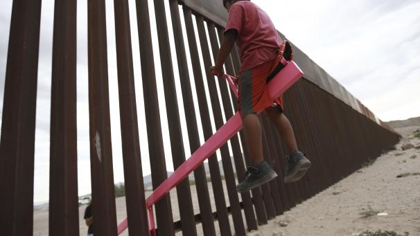Des balançoires ont été installées à travers le mur qui sépare le Mexique et les États-Unis ce dimanche 28 juillet. Le but est de permettre aux enfants des deux pays de s’amuser ensemble.