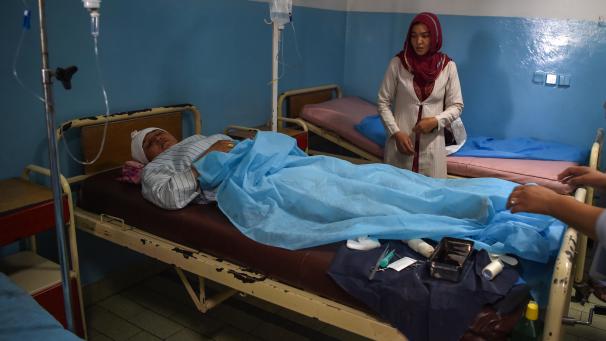 Une femme afghane blessée reçoit un traitement médical à l’hôpital Isteqlal après l’explosion d’une voiture piégée par les talibans à l’entrée d’un poste de police à Kaboul.