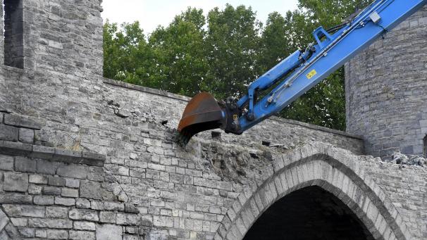 Le Pont des Trous de Tournai, trop étroit à la navigation, a été démoli en vue d’une rénovation.