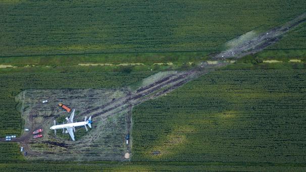Vue aérienne de l’Airbus A321 de la compagnie aérienne ‘Ural Airlines’ dans un champ de maïs près de l’aéroport international de Zhukovsky. L’avion à destination de Simferopol a effectué un atterrissage d’urgence en raison d’un incendie moteur le 15 août.