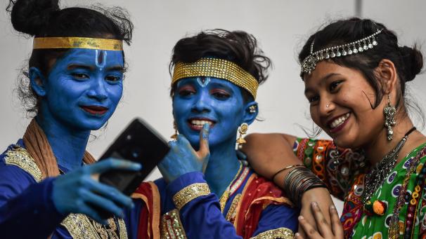 Etudiantes déguisées en dieu hindou Krishna lors d’un événement culturel dans leur école à Mumbai en Inde ce 21 août.