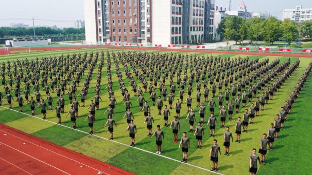 Entraînement militaire dans une école chinoise.