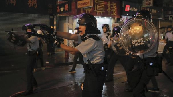 À Hong Kong, la colère des manifestants continue de gronder. Et la police anti-émeutes réplique dans les rues de la ville.