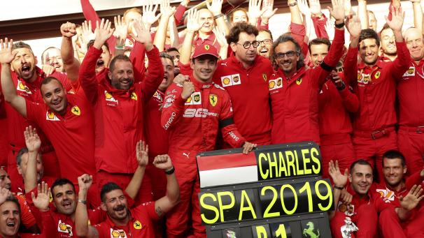Le pilote Charles Leclerc de Monaco (Ferrari), au centre, pose avec son équipe après avoir terminé premier au Grand Prix de Formule 1 de Belgique à Spa-Francorchamps ce 1er septembre. Le pilote Lewis Hamilton (Mercedes), de Grande-Bretagne, a terminé deuxième et le pilote Valtteri Bottas (Mercedes), de Finlande, troisième.