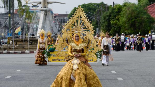 Des étudiants de l’Université Princess of Naradhiwas portent des costumes colorés lors du défilé annuel de l’université dans la province principalement musulmane de Narathiwat, en Thaïlande.