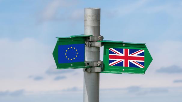 Deux panneaux qui indiquent les options
: Europe ou Grande-Bretagne. Rapport au Brexit qui ne cesse de défrayer la chronique outre-Manche.
