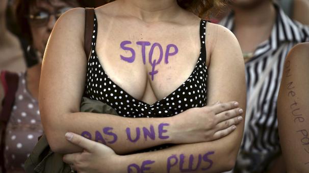 Le gouvernement français a lancé un grenelle des violences conjugales pour trouver des solutions efficaces pour lutter contre les féminicides. Lors d’une manifestation, une femme demande explicitement que ça s’arrête.