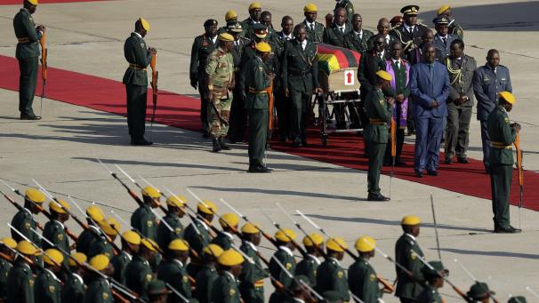 Un cercueil portant les restes du dirigeant de longue date du Zimbabwe, Robert Mugabe, arrive de Singapour, à l’aéroport international Robert-Gabriel-Mugabe à Harare, au Zimbabwe.
