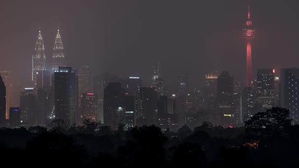L’horizon de la capitale de la Malaisie est couvert de brume à Kuala Lumpur. Le 18 septembre, des milliers d’écoles ont été fermées à cause des incendies de la forêt indonésienne car la qualité de l’air s’est détériorée à Singapour quelques jours seulement avant la course automobile de Formule 1.