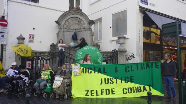 Des jeunes et des grands-parents rallient le Manneken-Pis à la cause climatique à Bruxelles.