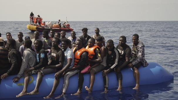 Des migrants secourus en Méditerranée lors d’une opération.