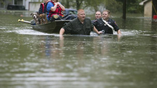 Au Texas, des pluies diluviennes sont tombées. Il a donc fallu secourir les personnes prises dans le piège de l’eau.
