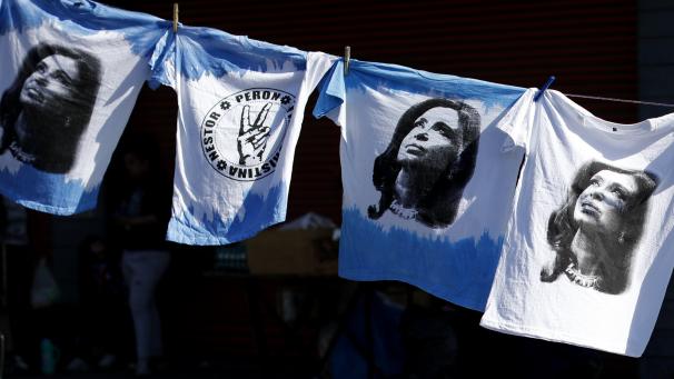 L’ancienne présidente argentine Cristina Fernandez revient sur le devant de la scène avec un livre. T-shirts à son effigie à l’appui
!